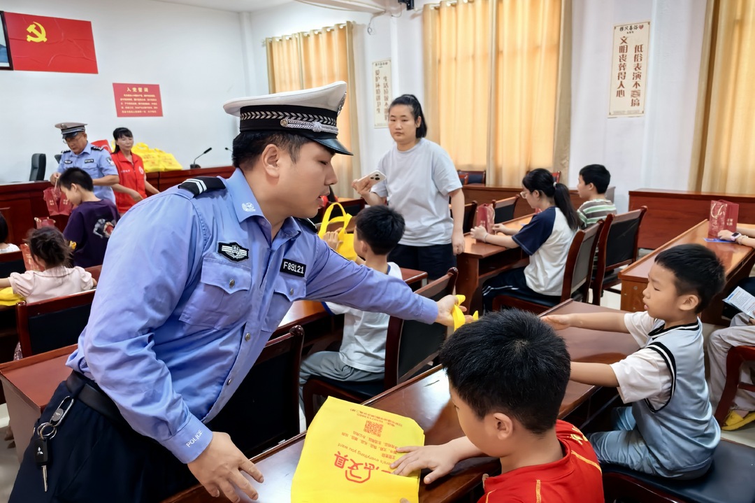 警企联动护童心 汨罗交管走进白水镇暑托班   