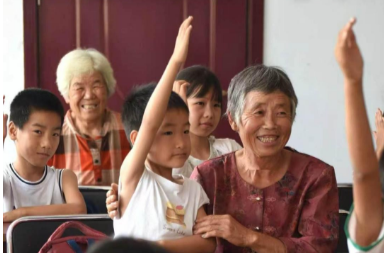 “特别要更好地关心呵护‘一老一小’”