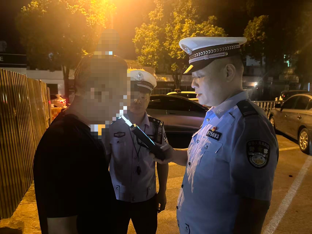 汨罗交管弼时中队开展酒醉驾专项夜查行动