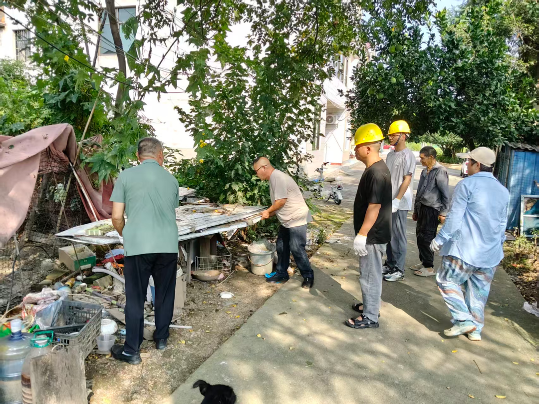 一通求助电话，车站社区联合环卫为困难老人清运旧家具
