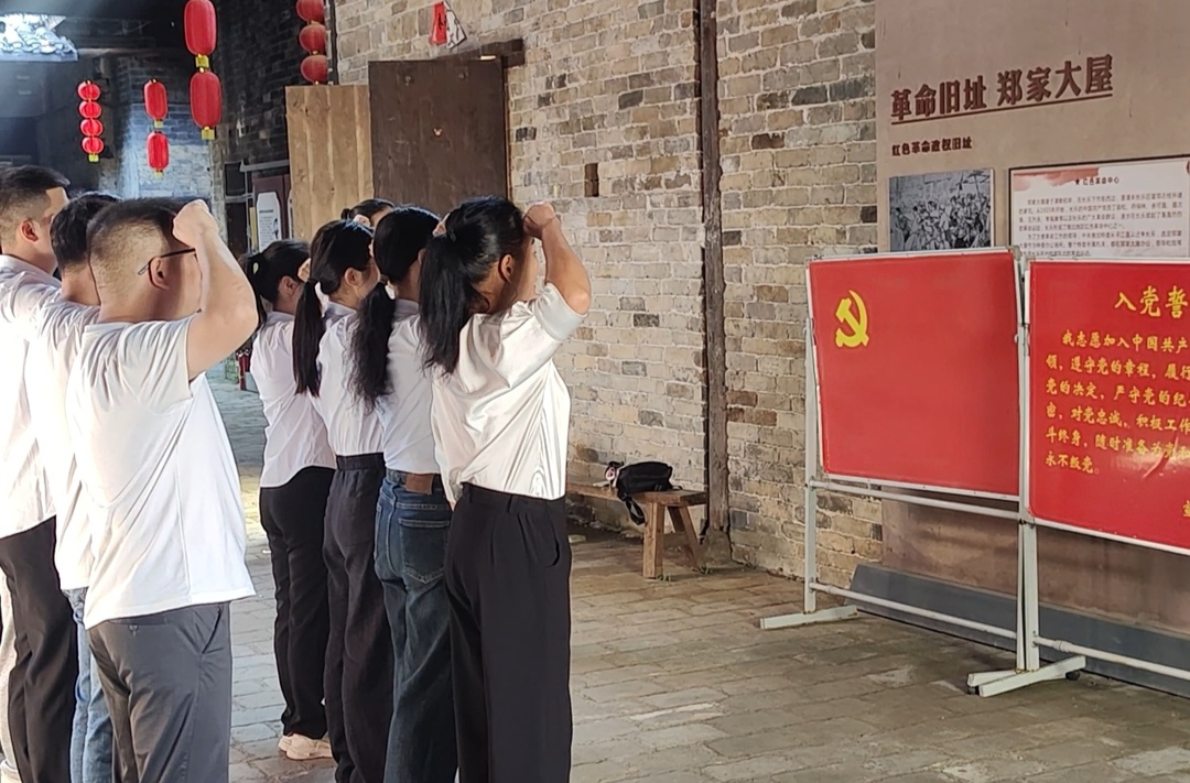 铭记誓言、助学帮扶！长乐镇新发展党员这样“亮身份”