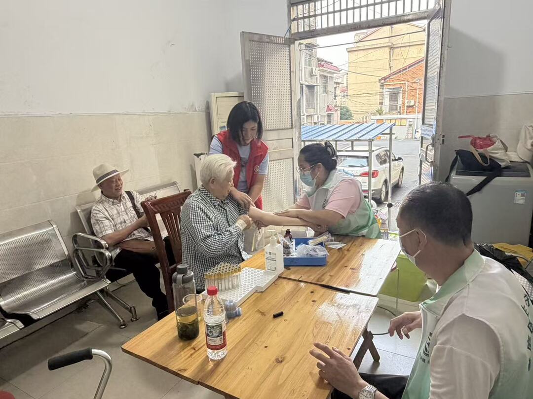友谊河社区：免费接送+志愿者护航，老人体检省心又暖心