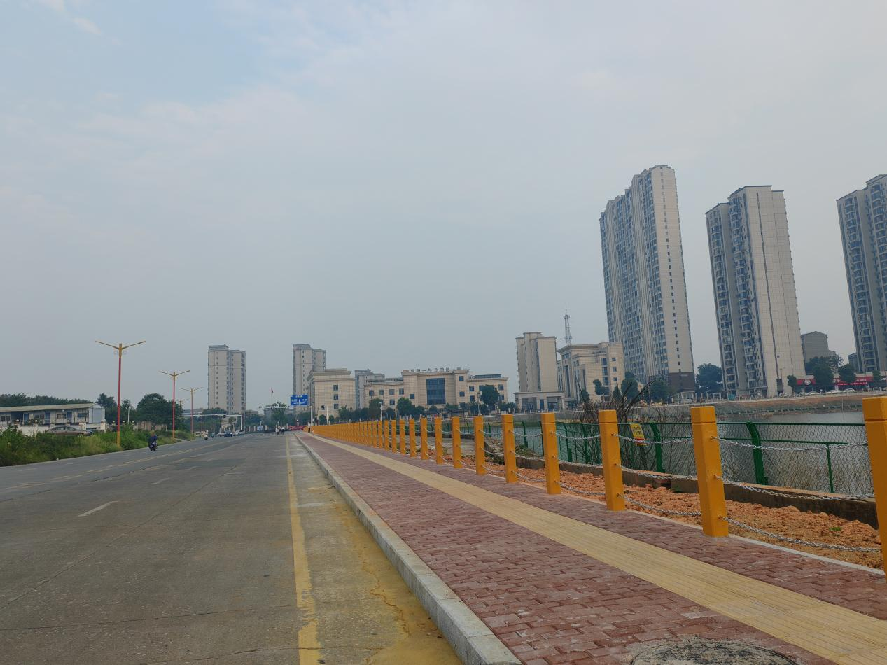 人车分流、隐患清零！高泉社区协调修建人行步道，居民出行踏实了