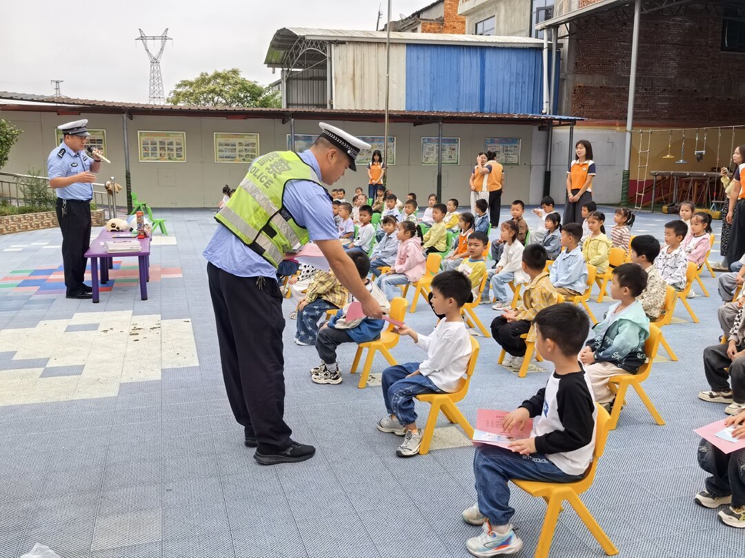 萌娃学交规 安全伴“童”行——汨罗公安交管开展幼儿园交通安全宣讲