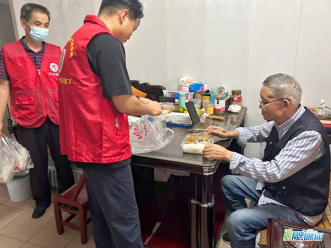 一个电话，热乎饭送到家！友谊河社区暖心食堂推出“志愿送餐”服务