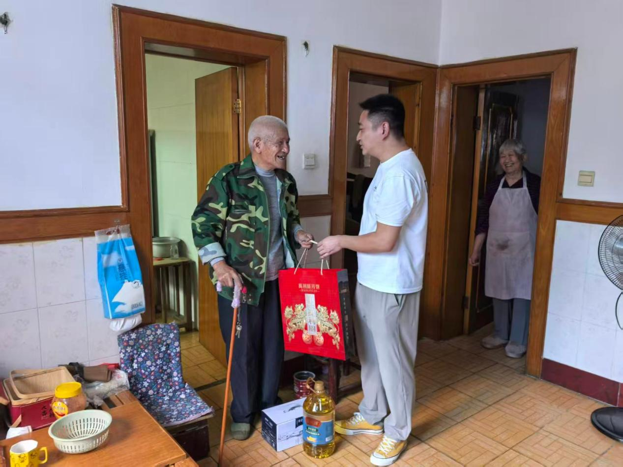 高塘社区：中秋慰问送进门，关怀延伸到日常