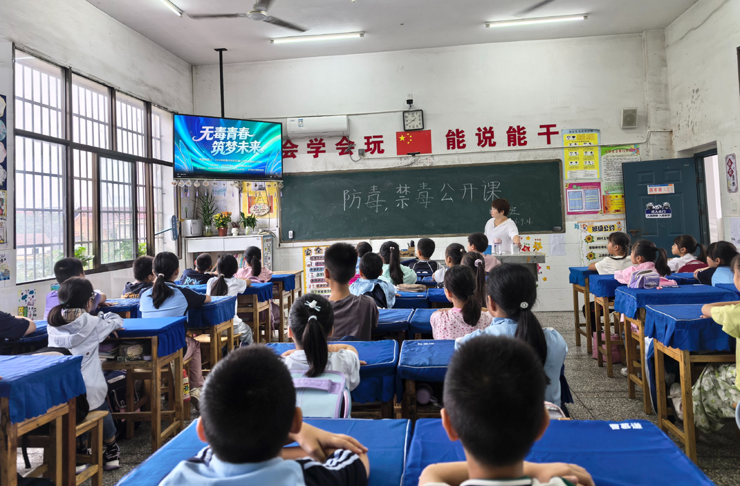 汨罗镇：禁毒宣讲进校园，为青春撑起“防毒伞”