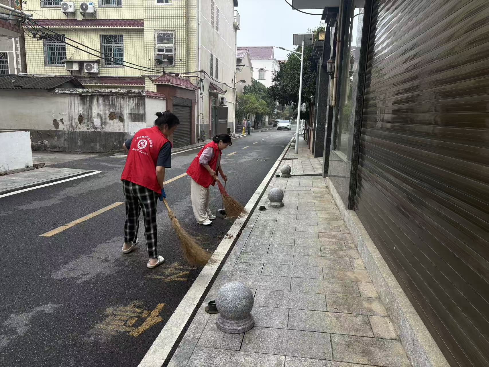 擦亮社区颜值，荣家坪社区清爽迎双节