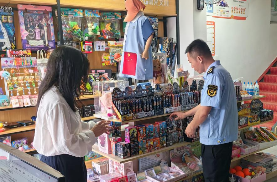 护航“双节”！汨罗镇为校园周边文化市场“体检”