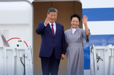 拾光纪·跨越太平洋的历史性握手！感受接机现场热烈氛围