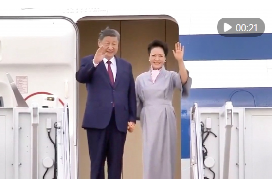 习近平抵达华盛顿，特朗普机场热情迎接