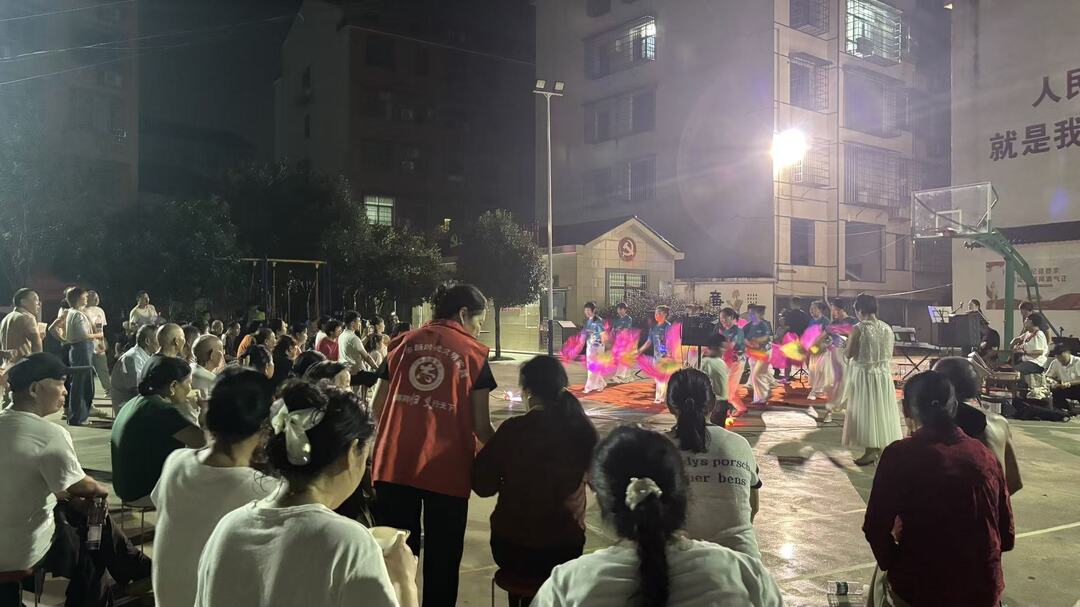 篮球场变舞台，邻里登台当主角 荣家坪社区居民这样过中秋