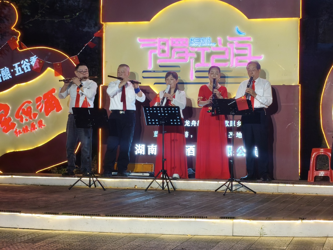 友谊河畔唱红歌，广场社区联合红歌艺术团“庆国庆”专场开演