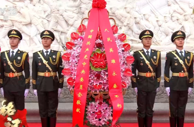 独家视频丨习近平等党和国家领导人向人民英雄敬献花篮