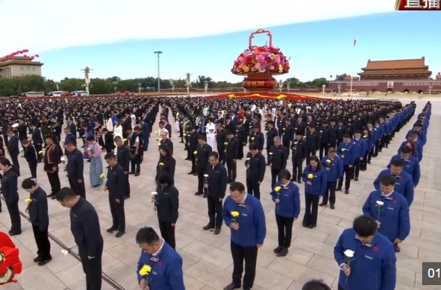 独家视频丨全场肃立 向为中国人民解放事业和共和国建设事业英勇献身的烈士默哀