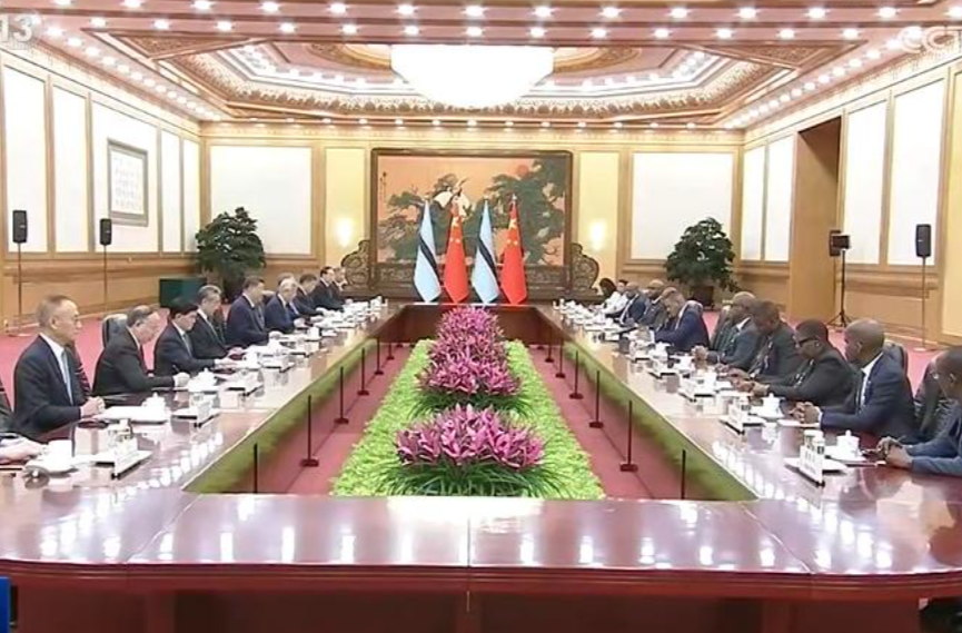 习近平同博茨瓦纳总统博科会谈
