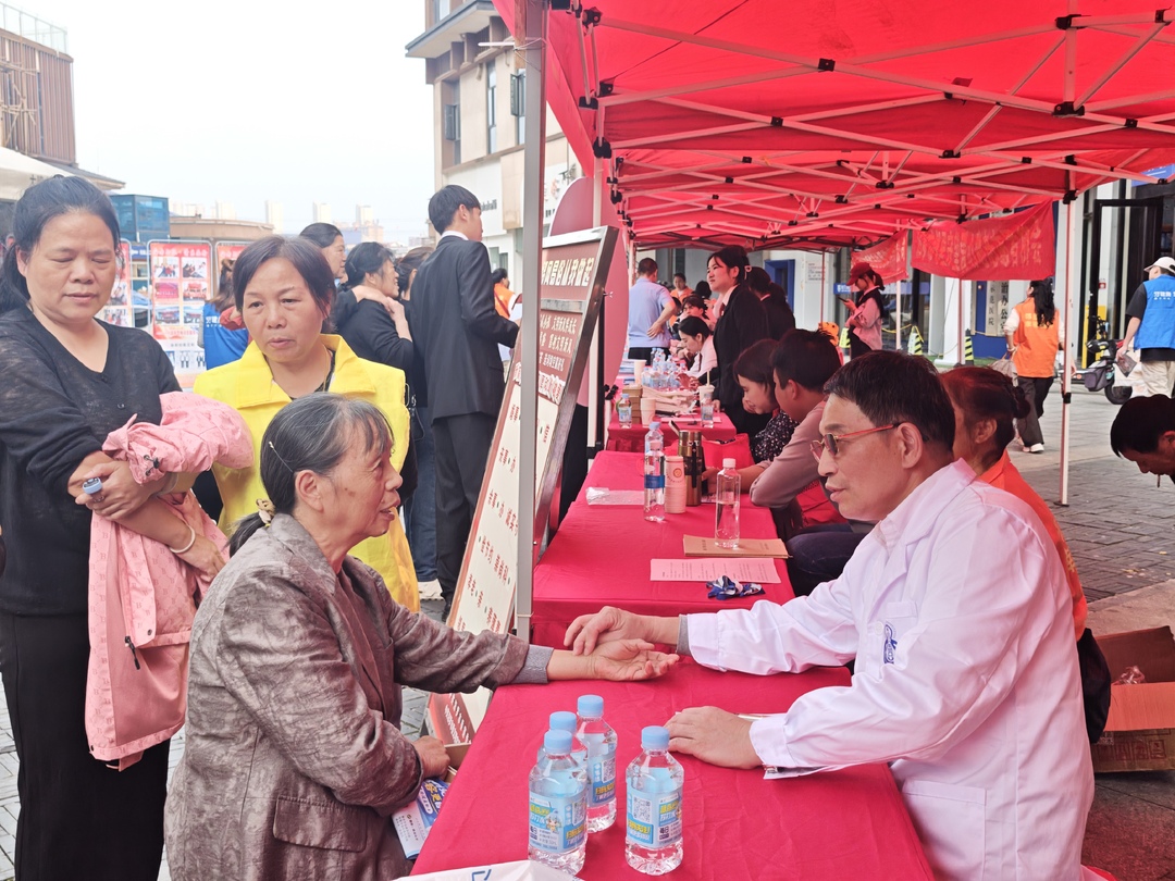 敬老月里赶大集！汨罗“安老助孤”市集把服务送到老人身边