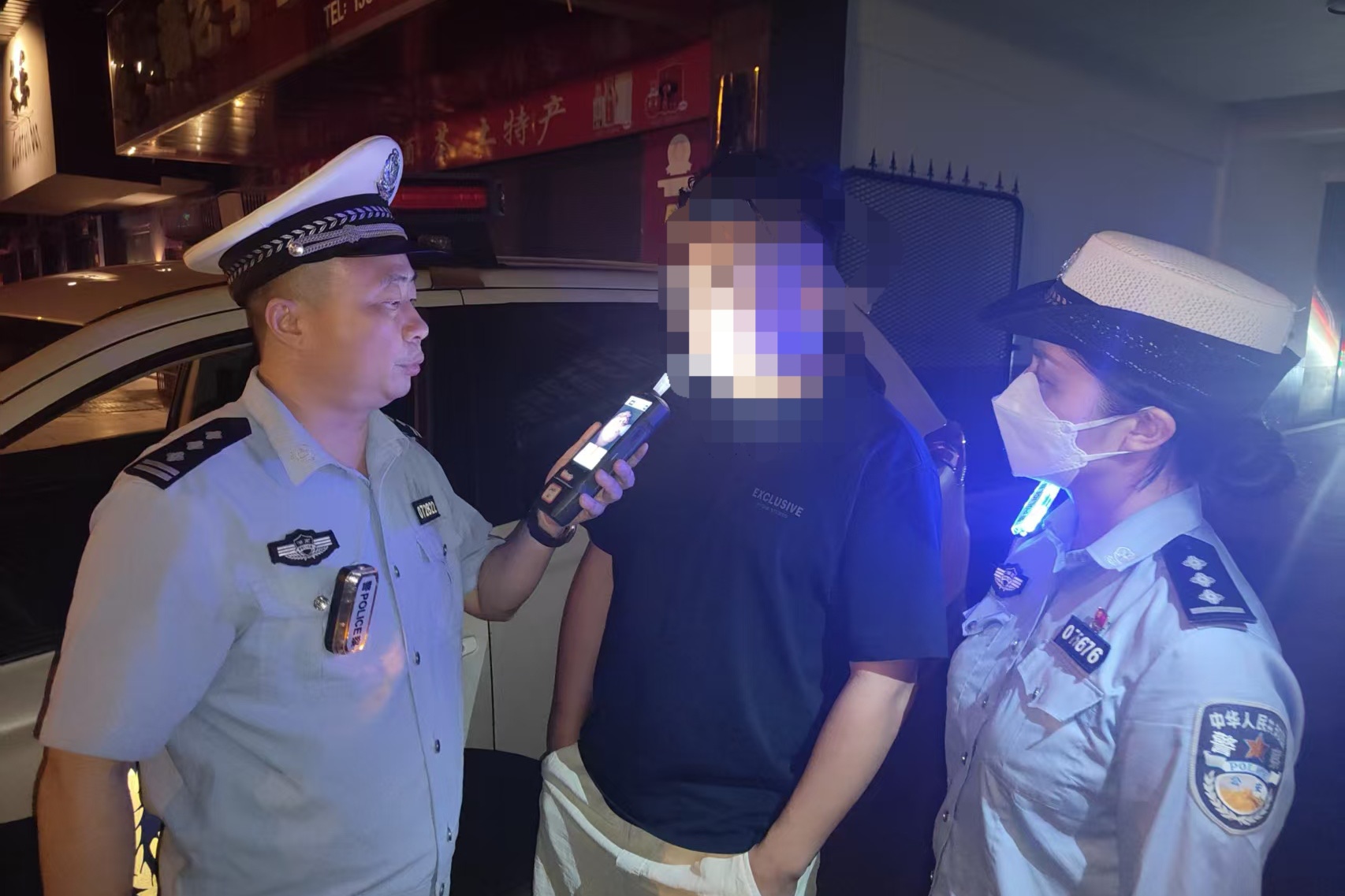 夏夜亮剑查违法 汨罗交管开展夜间交通专项整治