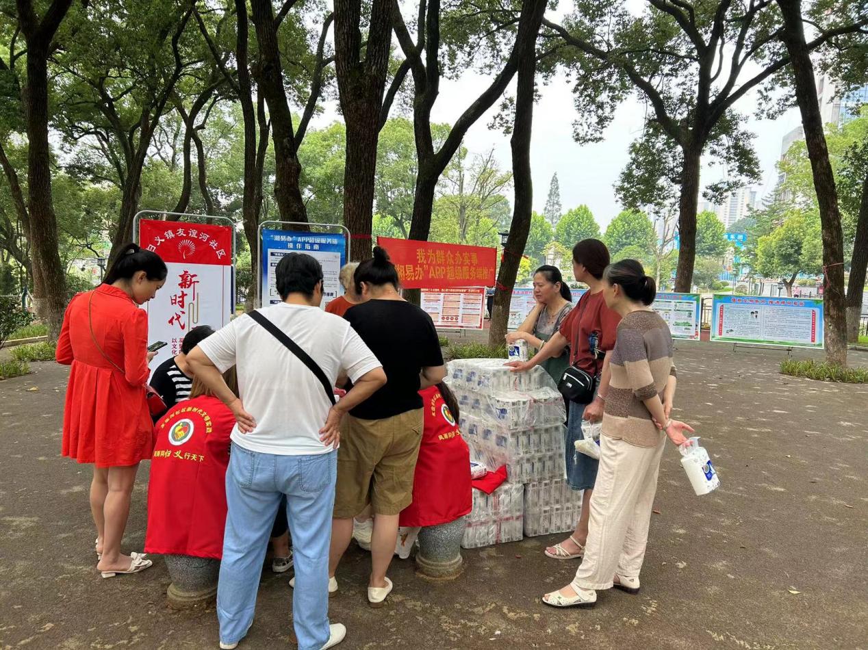 归义镇友谊河社区开展“湘易办”宣传推广活动