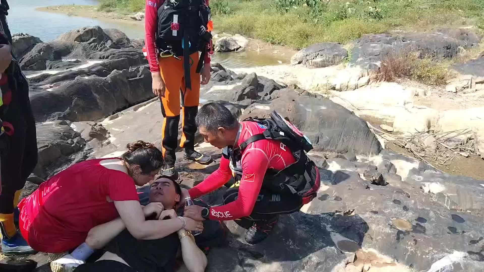 激流中 一家三口相继溺水，他们出手了