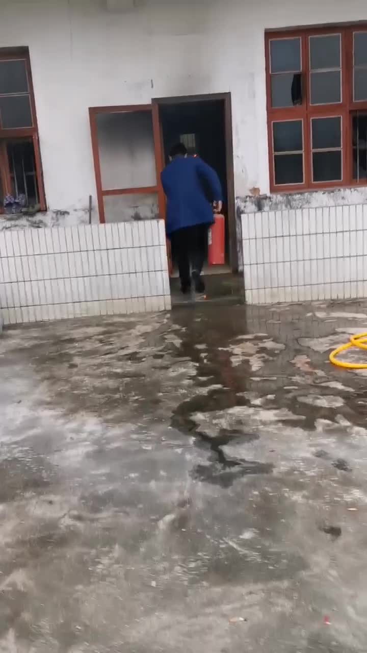 岳母邻居家起火了，他4次往返扑灭