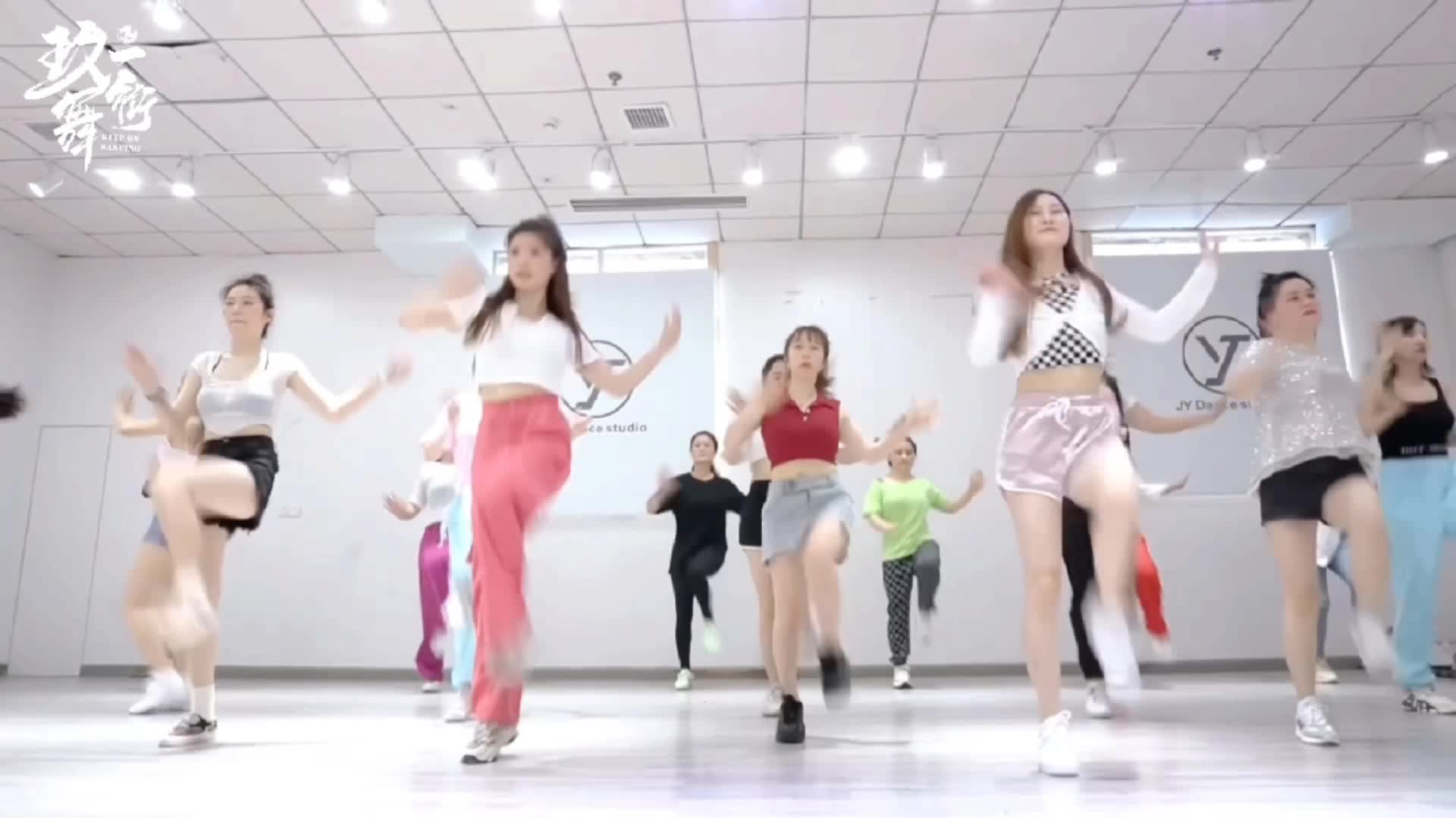 汨罗市民争做“刘畊宏男/女孩” 健身别忘科学适度