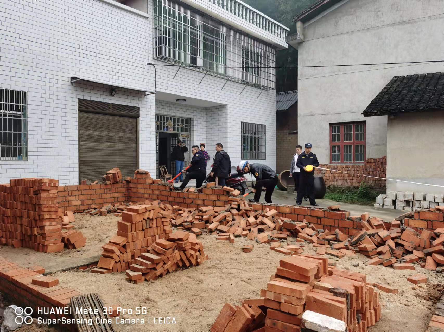 川山坪镇依法拆除一违章建筑！面积150余平方米