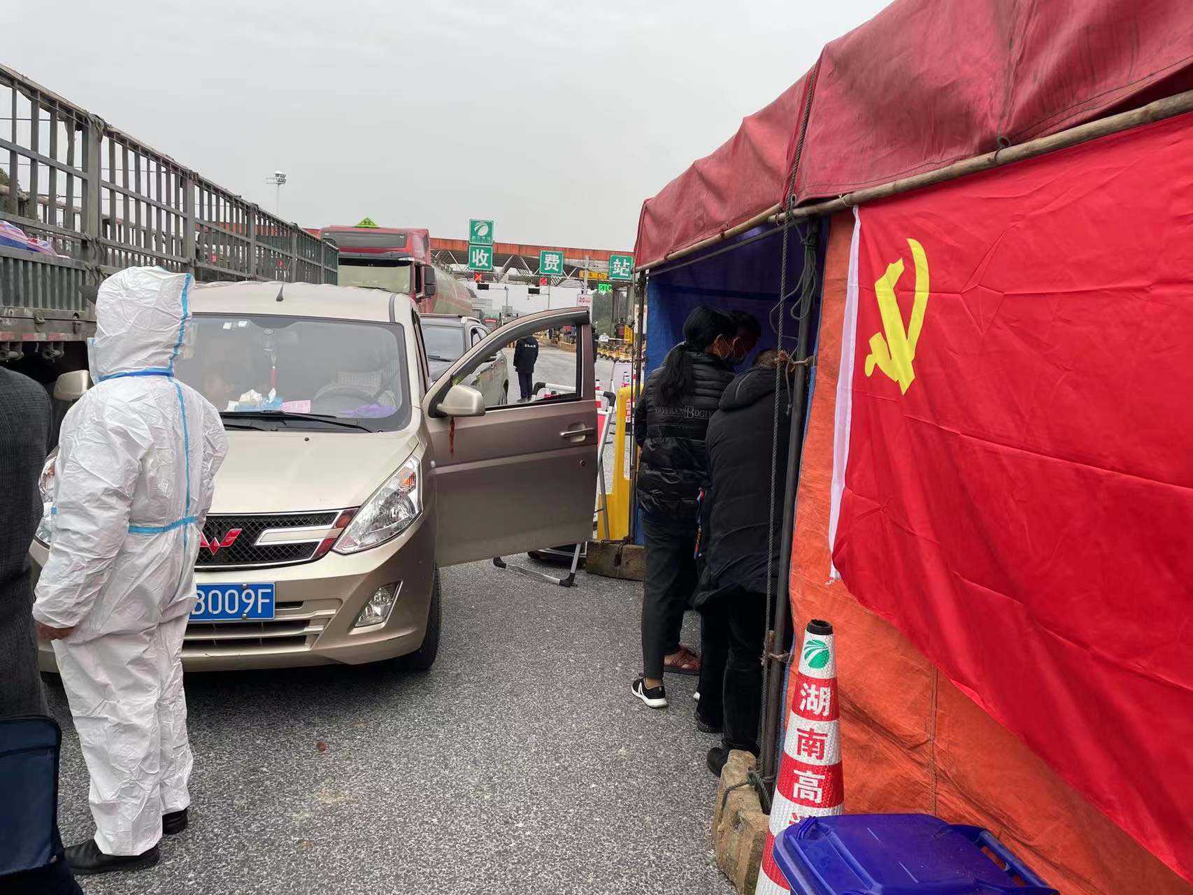 大荆镇：24小时值守，严把高速路口输入关