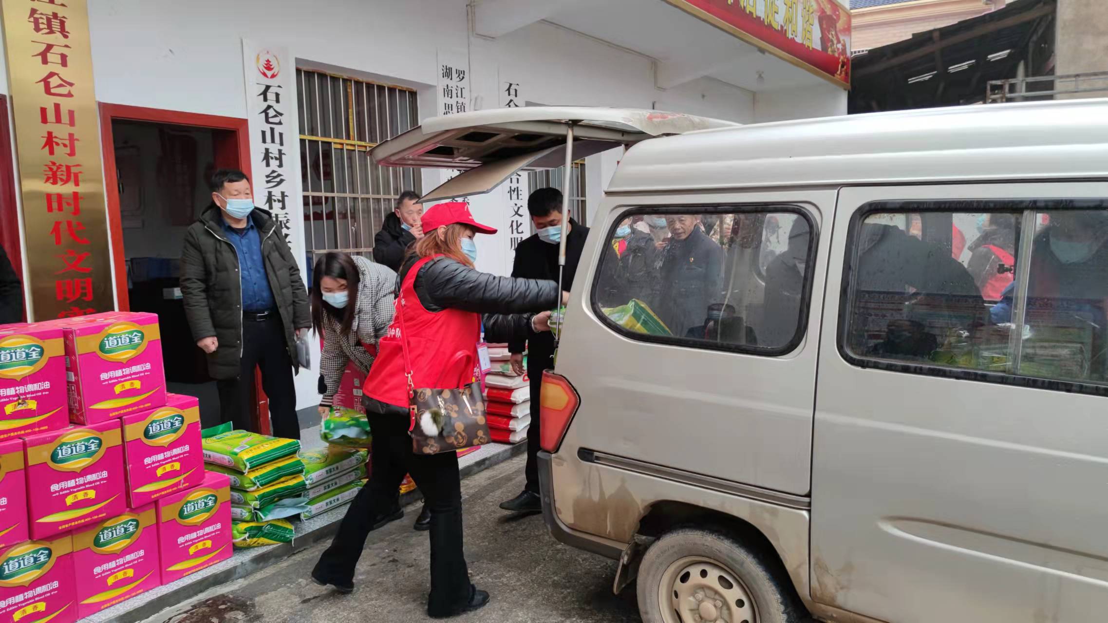 罗江镇石仑山村互助社送出新年第一笔慰问金
