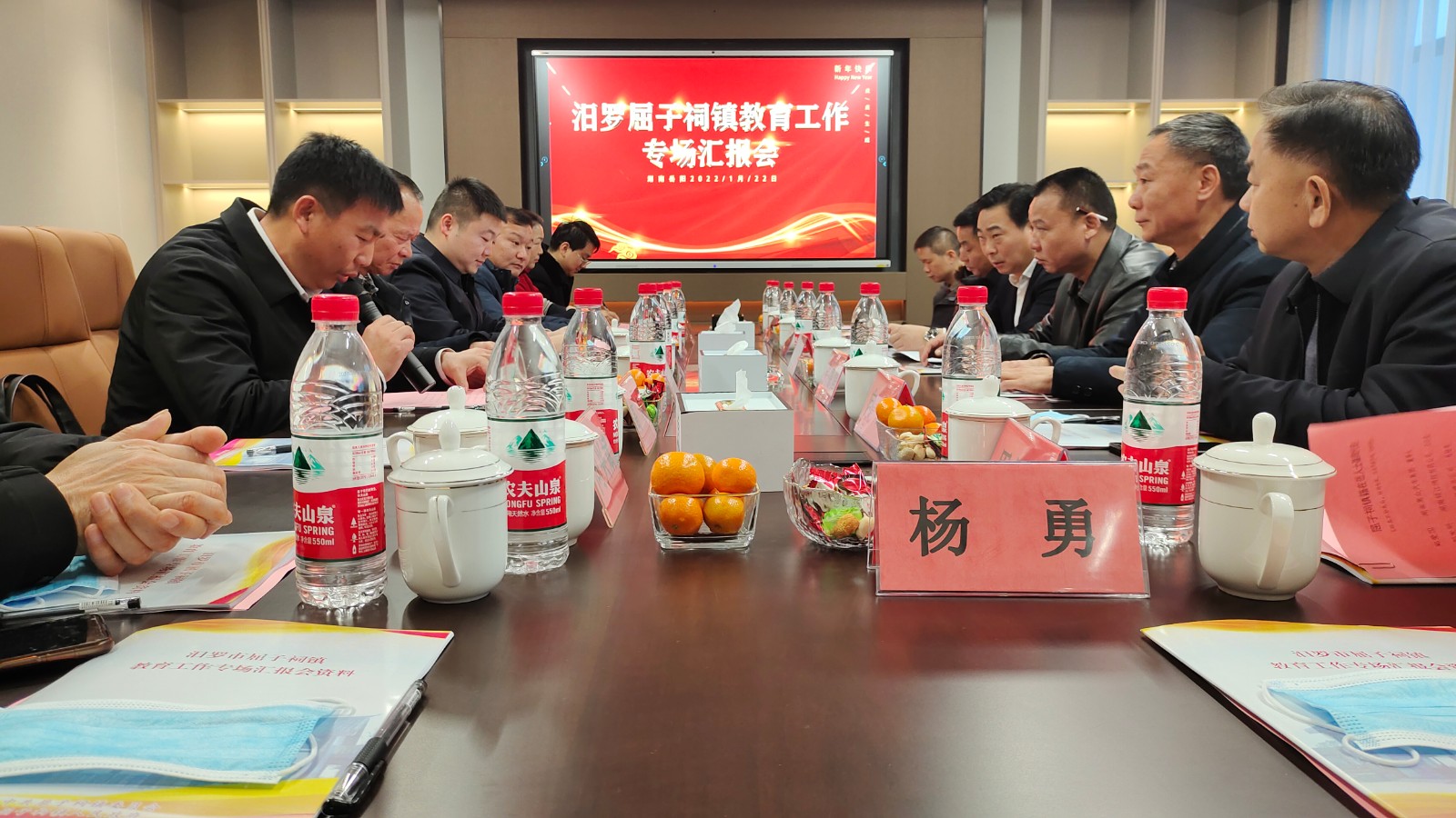 屈子祠镇在岳乡贤筹资百余万，支持家乡教育