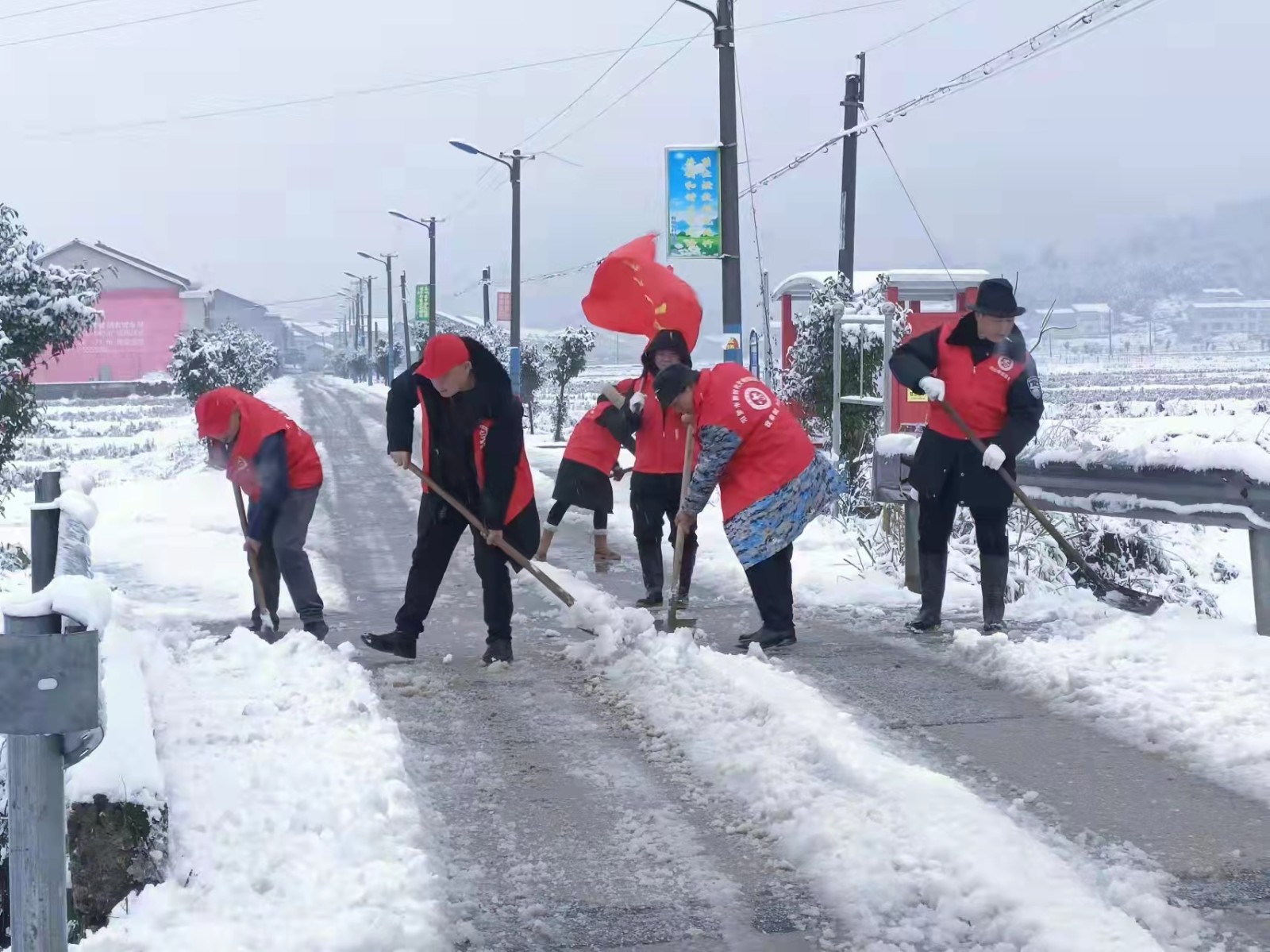 川山坪镇：扫雪除冰 为群众开辟安全通道