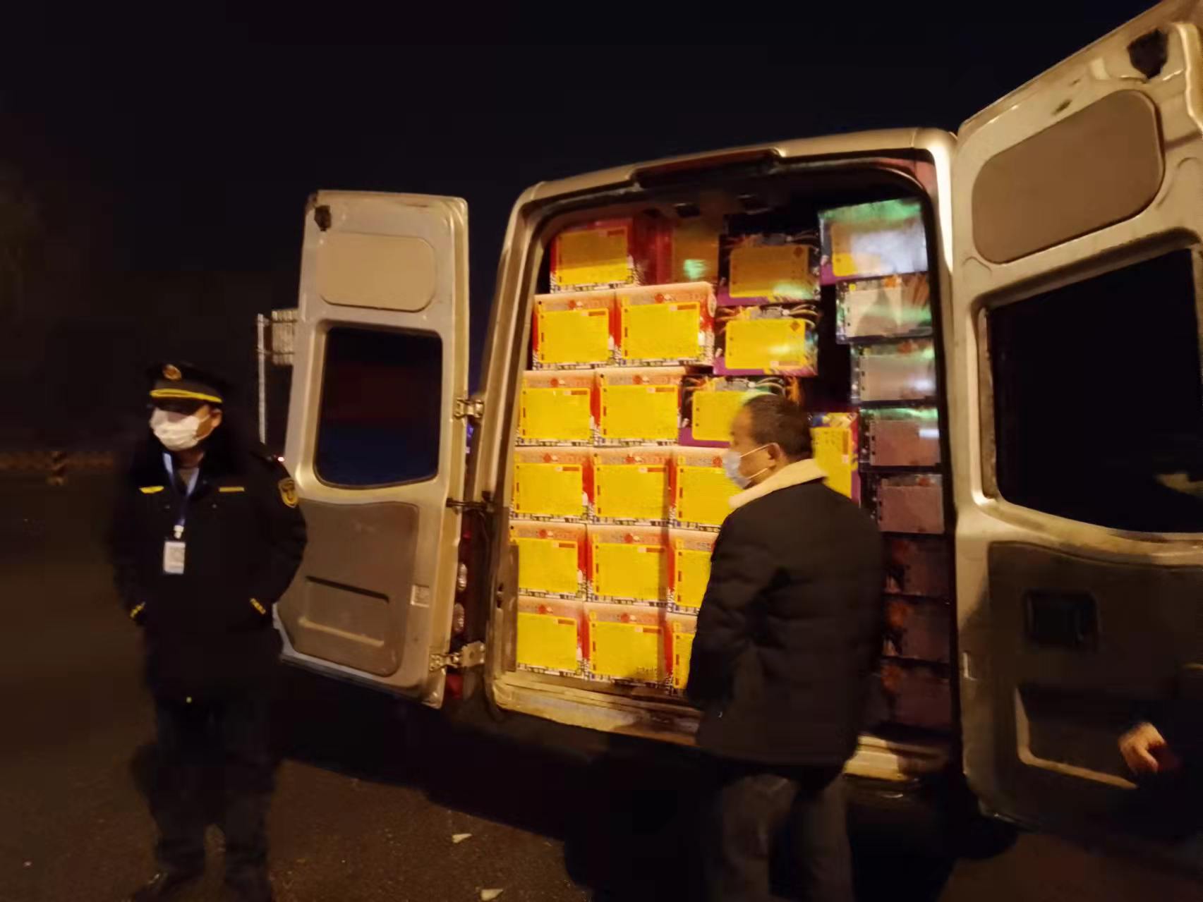 打非治违|非法运输烟花爆竹，当事人被依法拘留