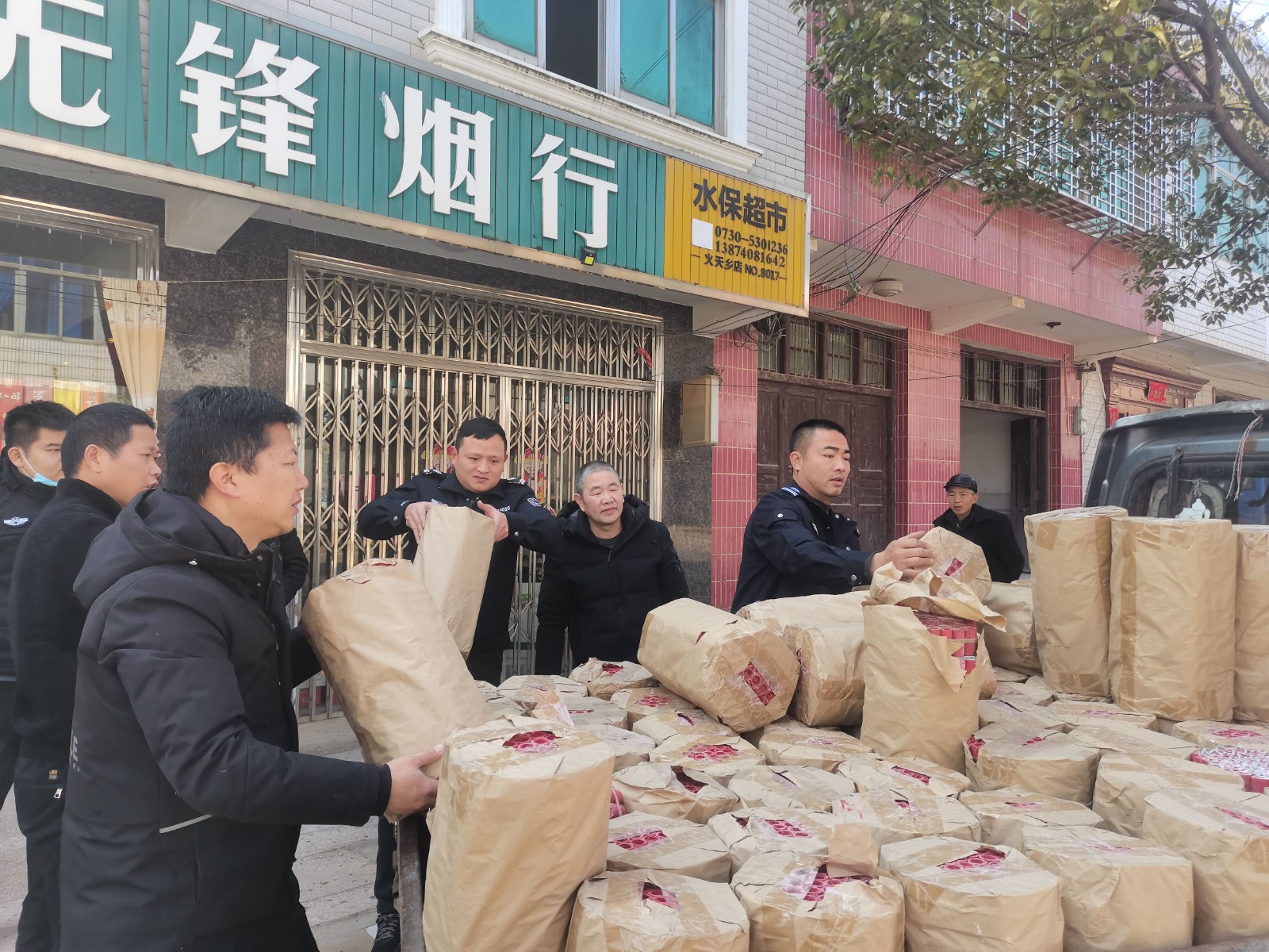 打非治违|非法储存销售烟花爆竹，桃林寺镇一村民被行拘