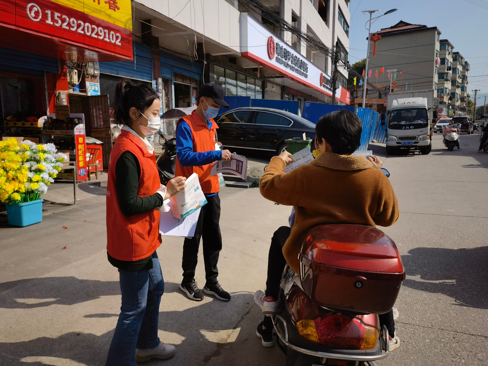 川山坪镇：党员示范亮身份，争当防疫排头兵
