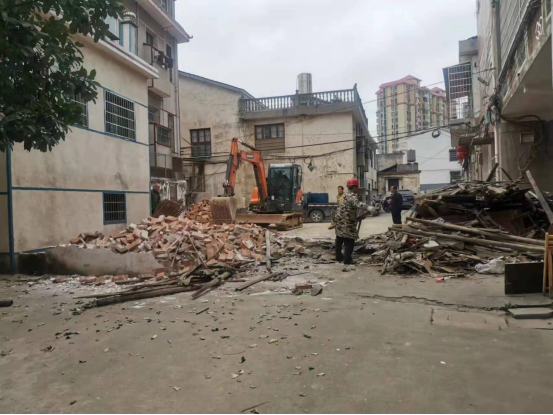 归义镇山塘社区：老旧小区改造我助力，党员带头拆违作表率