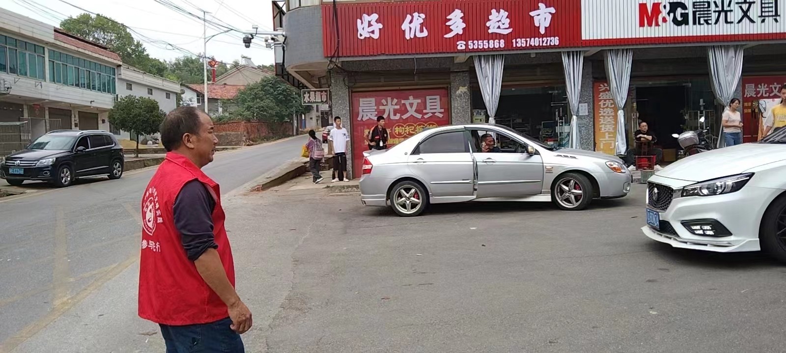 桃林寺镇：“志愿红”护航上学放学路