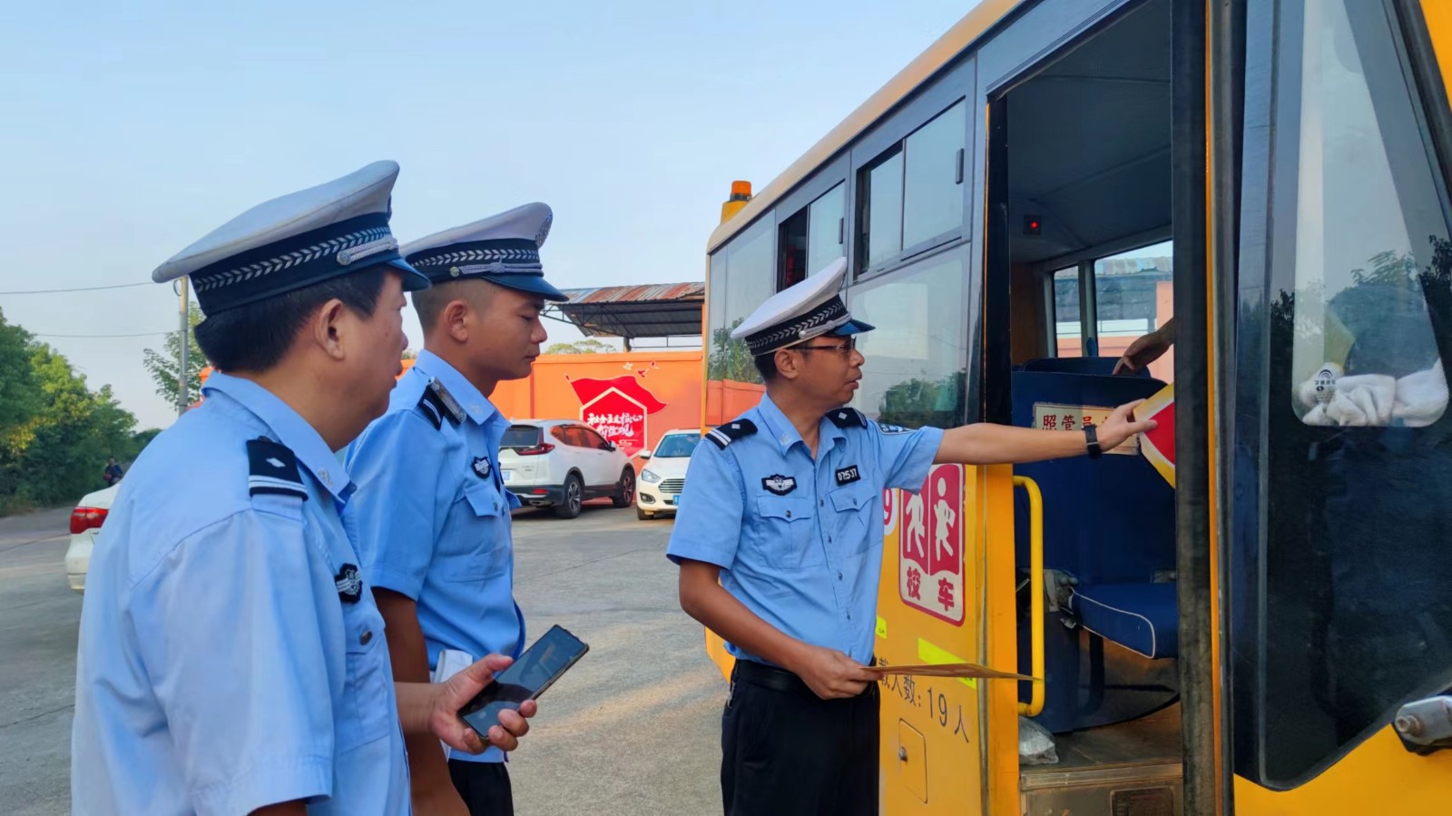 罗江镇：校车“大体检”，让学生们坐上“放心车”