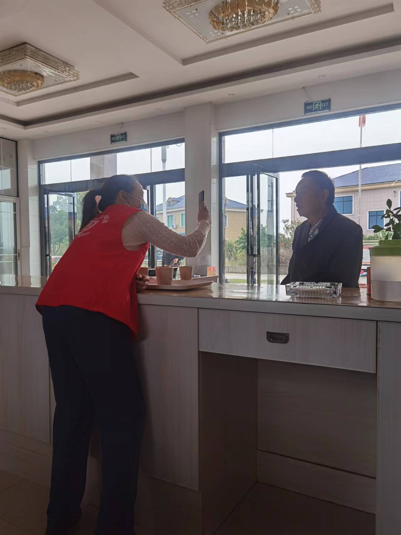 汨罗镇九雁村：养老认证不用愁 党员志愿者帮解忧
