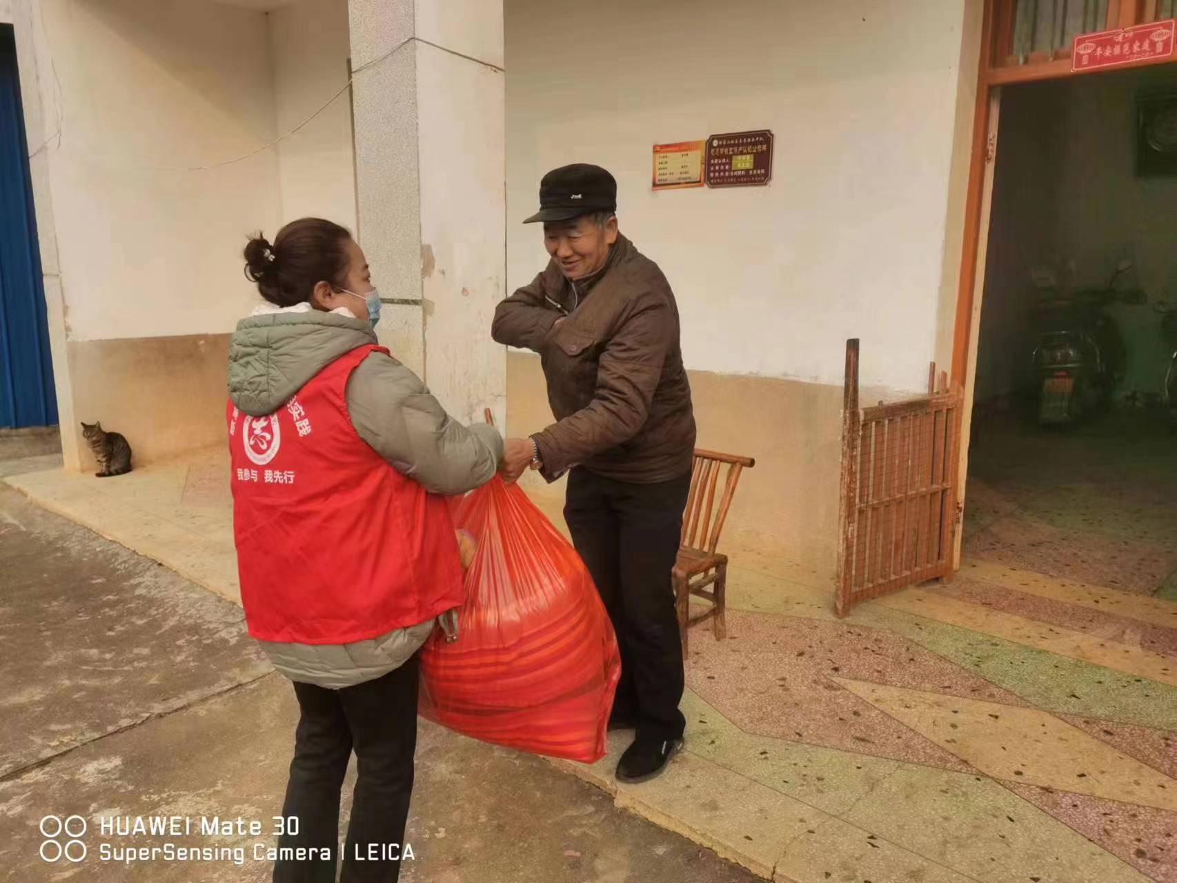 汨罗镇瞭家山社区：迎新春送温暖，志愿服务暖人心