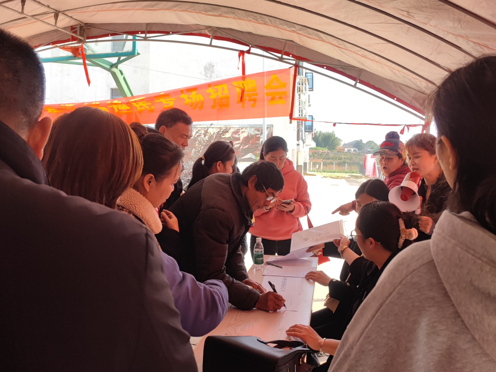 白塘镇：零工市场招人忙，家门口就业引热潮