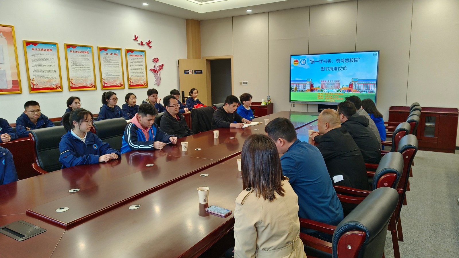 汨罗市一中向桃林中学、越江学校捐赠图书2000余册