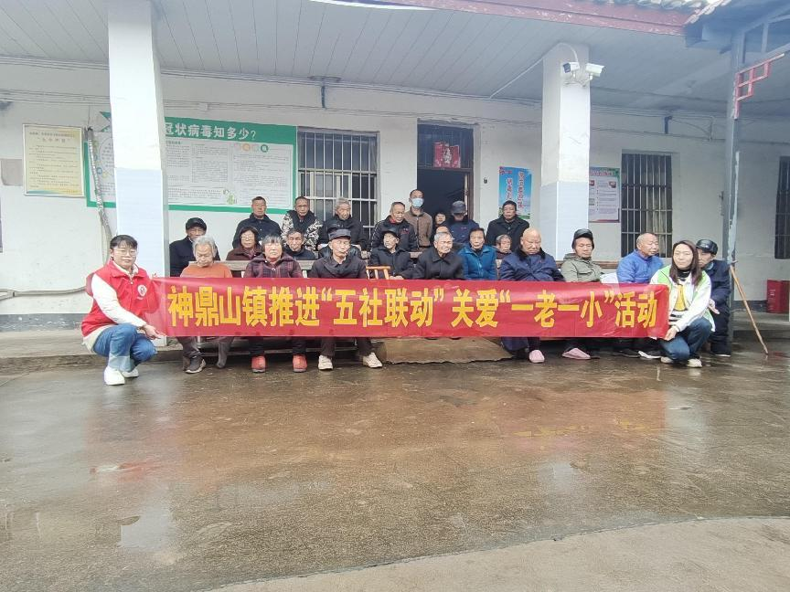 神鼎山镇：义剪走进敬老院，为老人打理“烦恼丝”