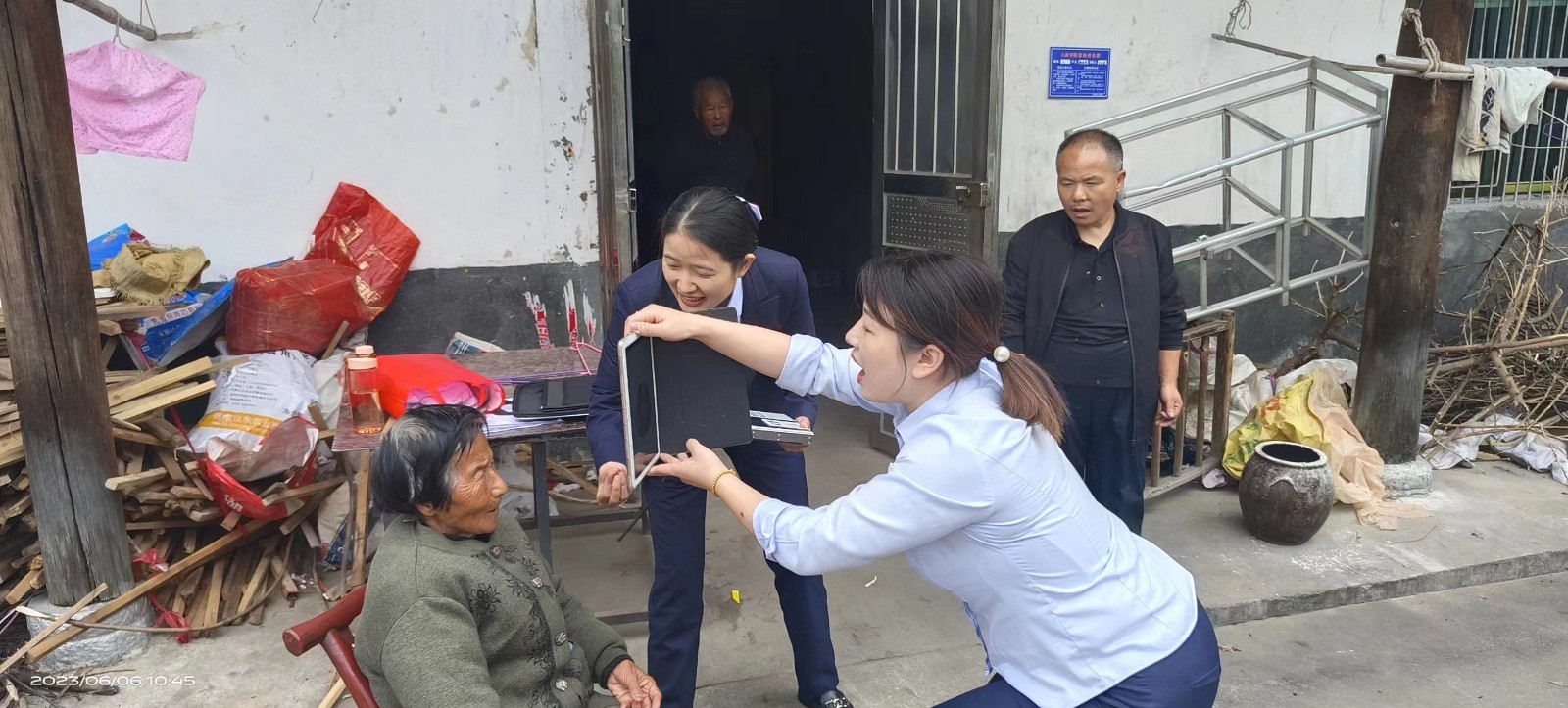 汨罗镇：“集中办”“上门办”  为特殊群体排忧解难