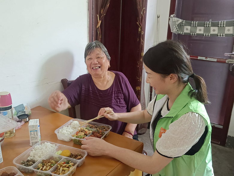 汨罗：爱心午餐送上门，老人暖胃又暖心