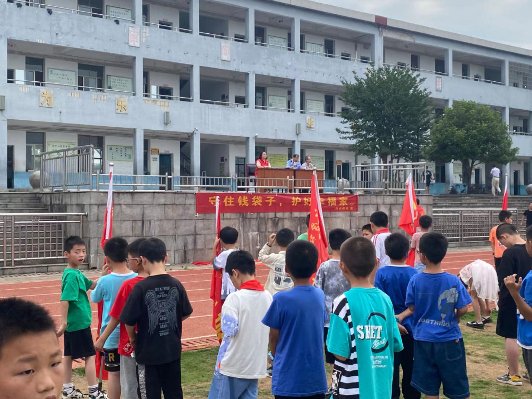 白水镇：“小手拉大手”，反诈防非宣传进校园