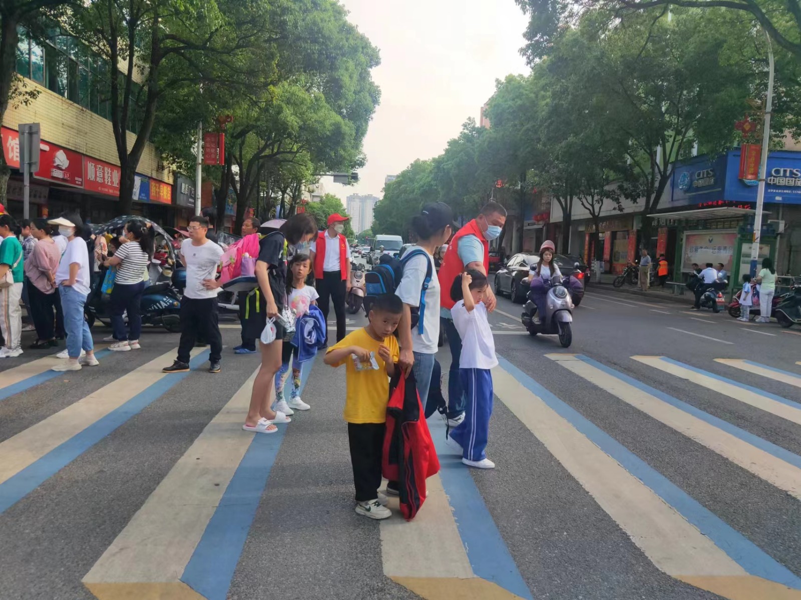共创文明城丨高泉小学路口护学岗：三年风雨无阻守护学生们平安