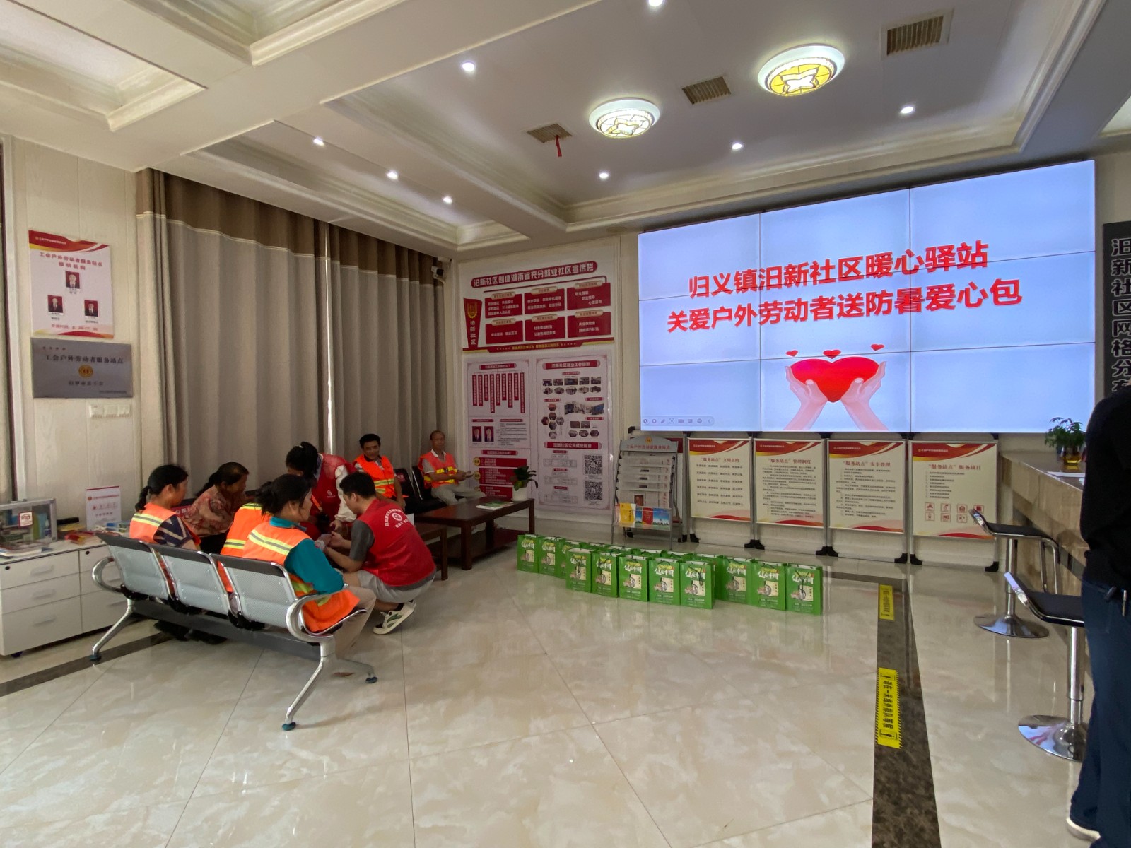 共创文明城丨归义镇汨新社区：关爱环卫工人 送爱心防暑包