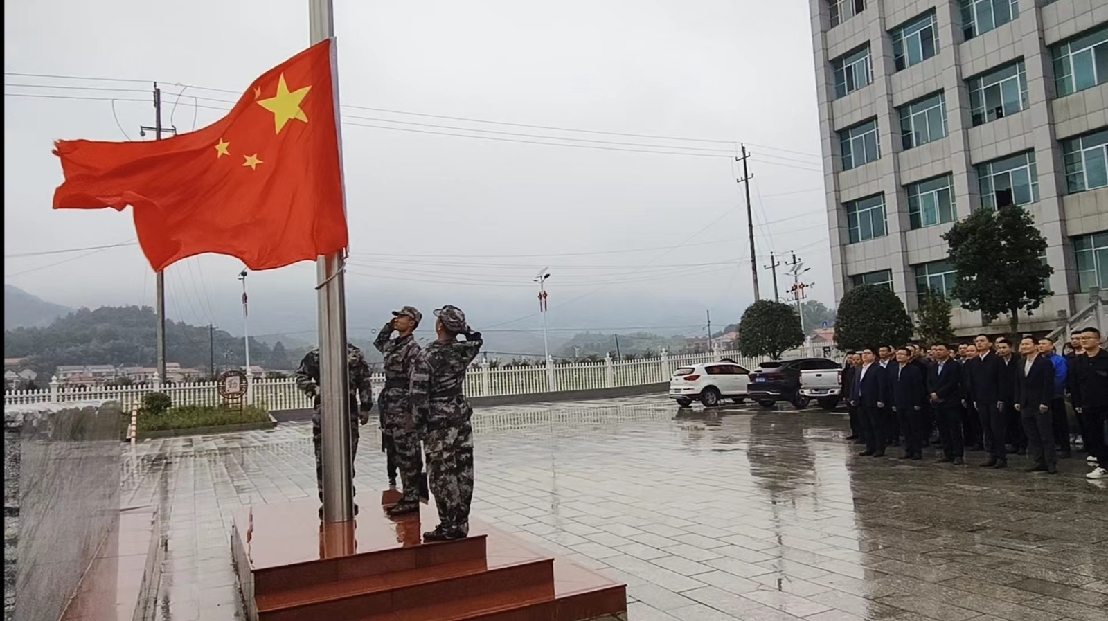 凝心聚力鼓干劲！川山坪镇举行升国旗仪式庆祝新中国成立74周年