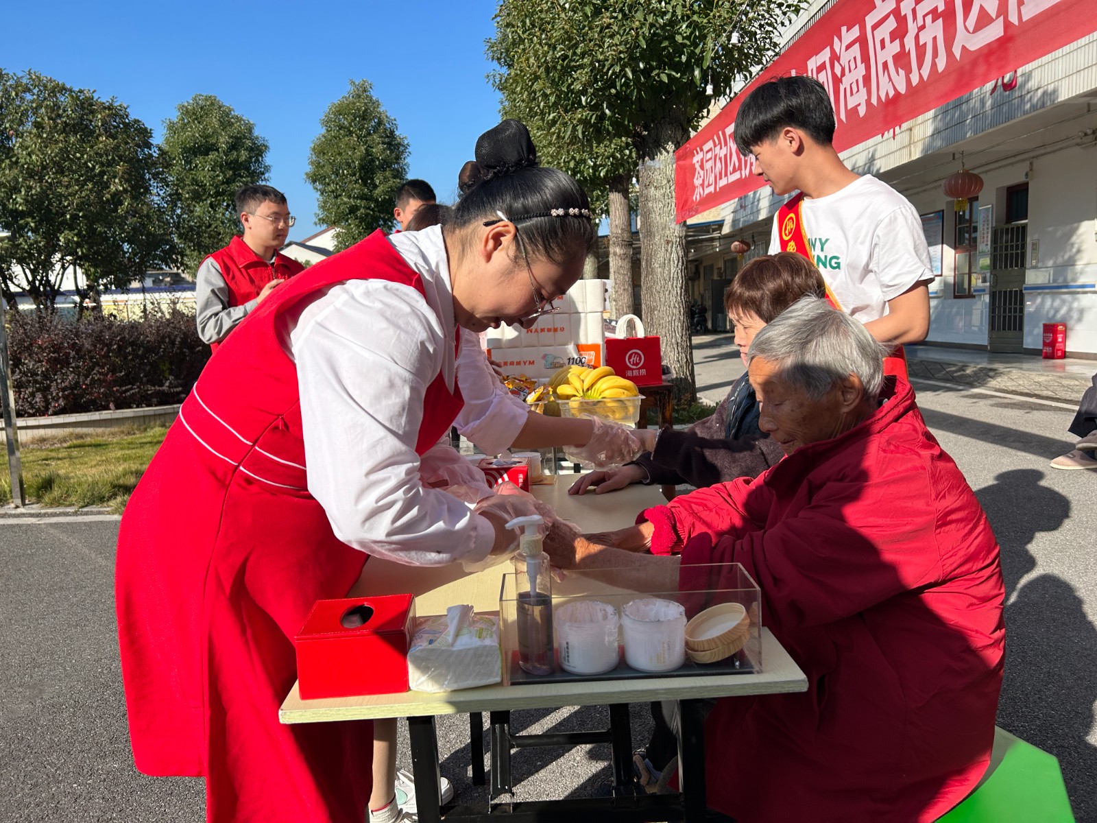 归义镇：爱心企业情系敬老院冬日送暖衣