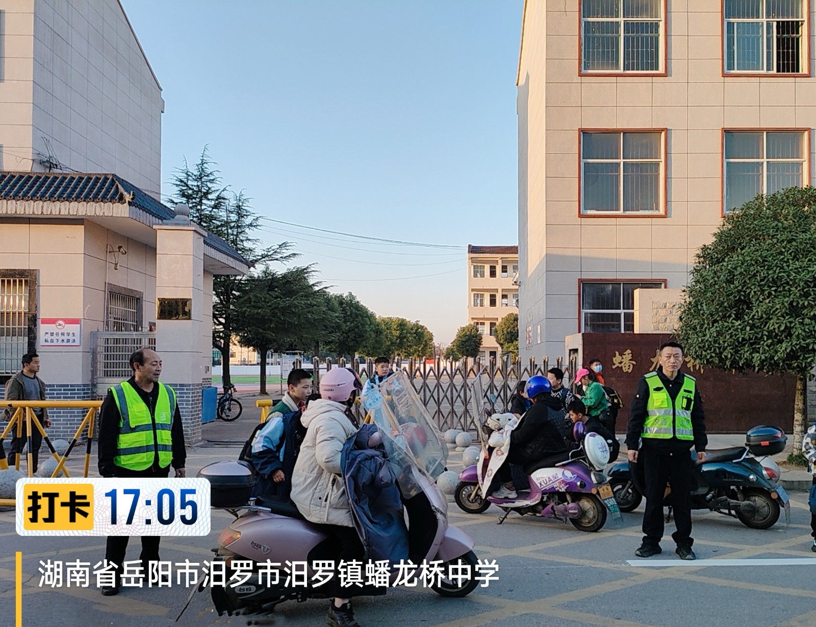汨罗镇：联合执法 护航校园周边交通安全